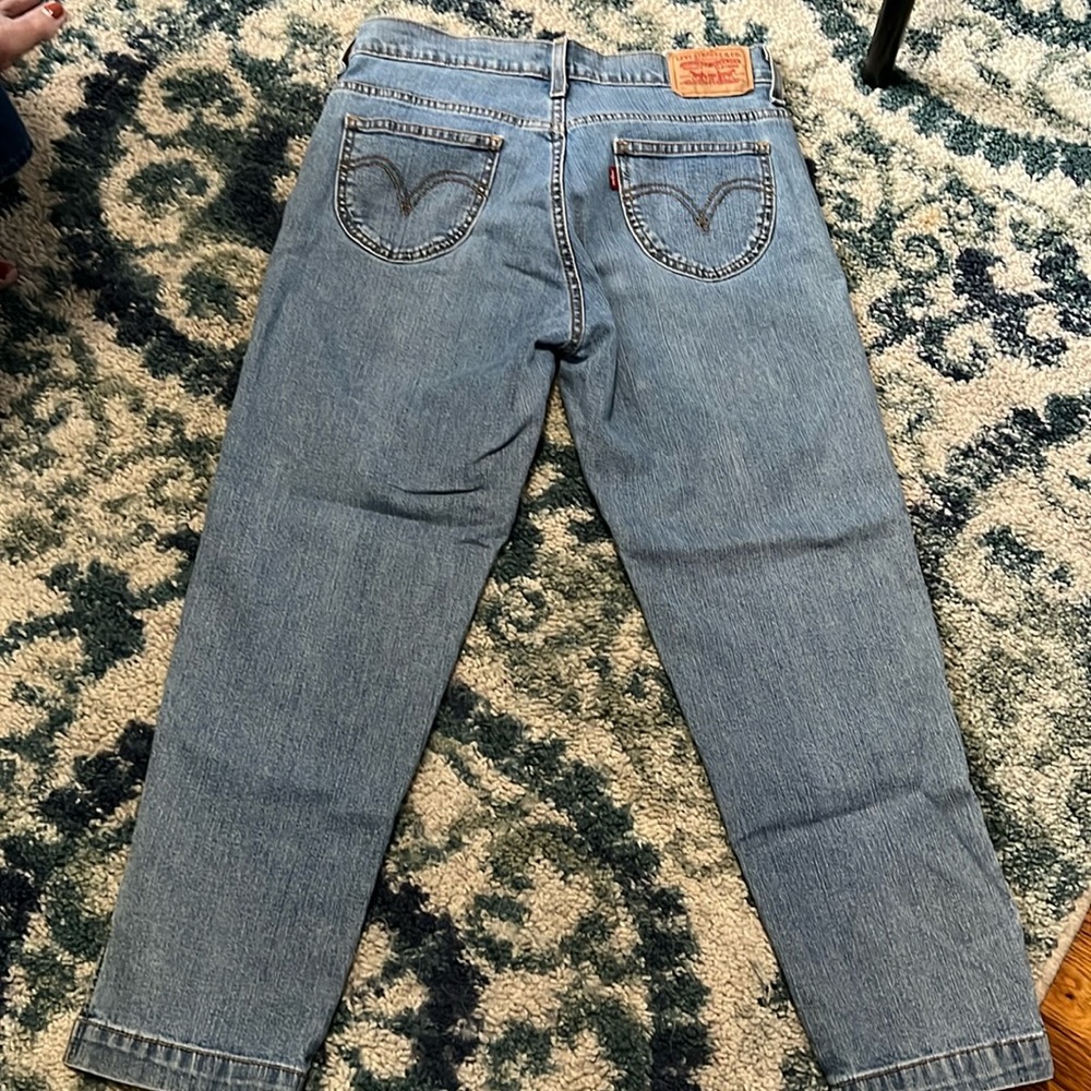 Woman’s Levi’s capris - Picture 1 of 6